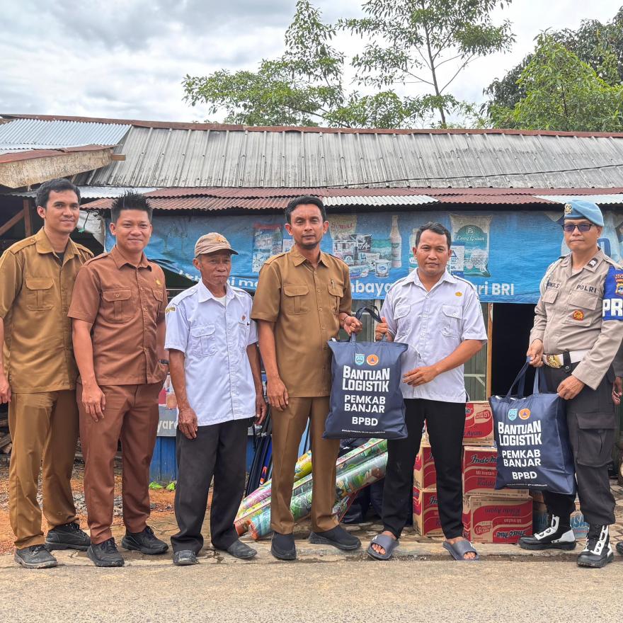 BNPB Serahkan Bantuan Kemanusiaan Kepada Warga Terdampak Longsor di Desa Tanah Abang